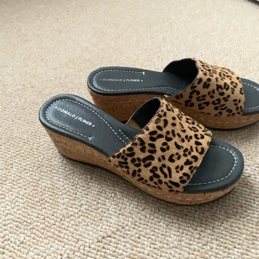 🌸 DONALD J PLINER SANDALS